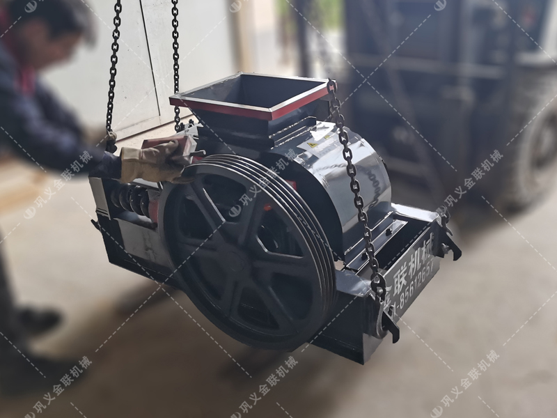 2pg400*250小型對輥破碎機(jī)發(fā)往湖南長沙