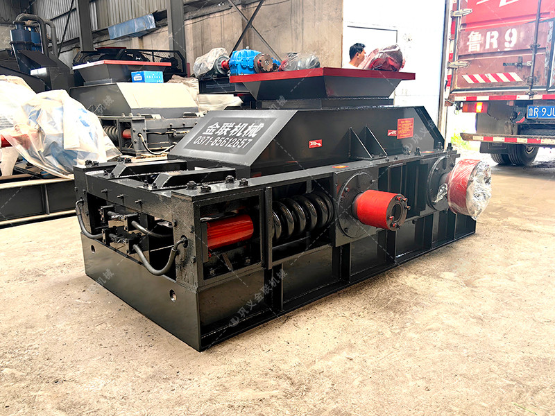 2PG800x600對輥破碎機發(fā)往貴州貴陽破碎鵝卵石