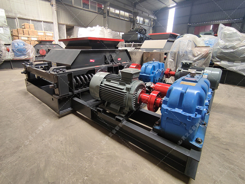 2PGC600X900雙齒輥破碎機發往青海破鎳礦