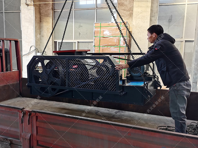 小型雙齒輥破碎機發往廣西百色破碎錳礦