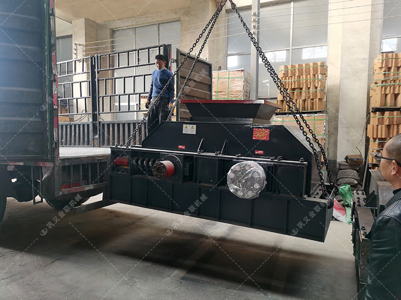 2PG610*400對輥破碎機發(fā)貨現(xiàn)場_發(fā)往福建_鵝卵石制砂