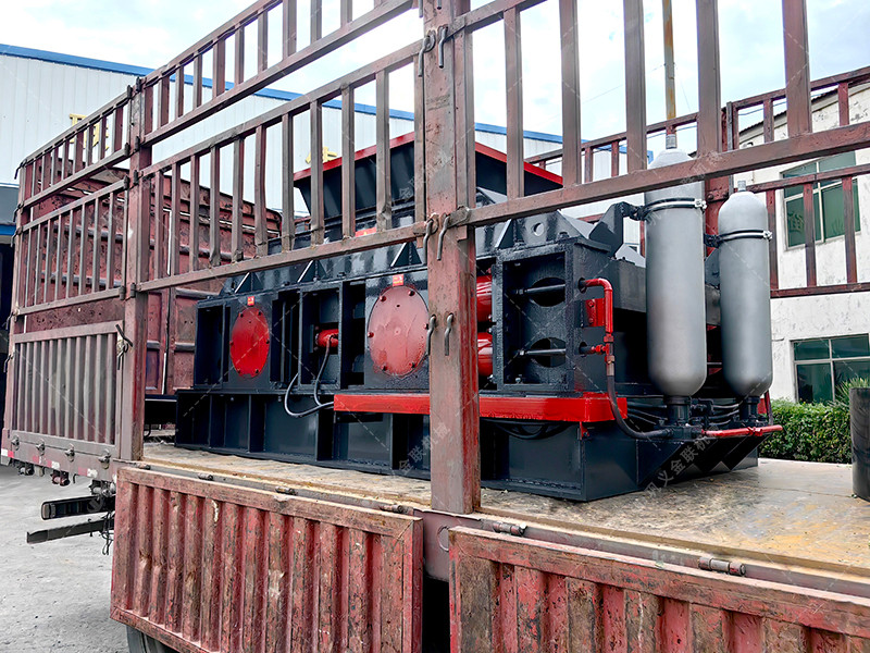 1200x800液壓直聯對輥破碎機發(fā)往河南