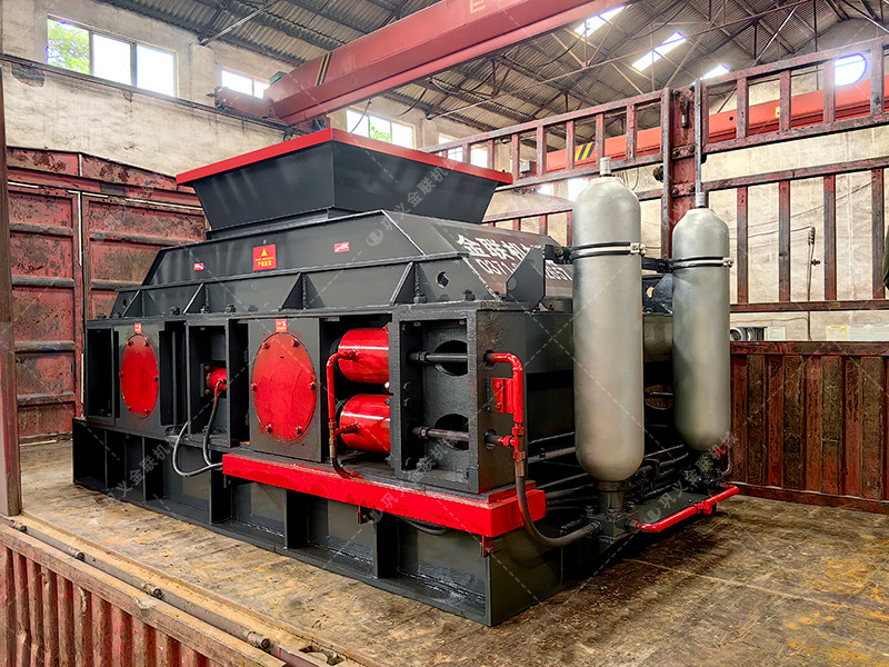 大型半自動(dòng)液壓對(duì)輥制砂機(jī)發(fā)往四川