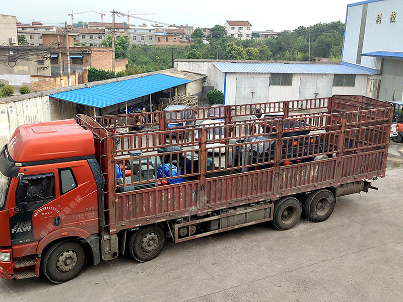大型半自動(dòng)液壓對(duì)輥制砂機(jī)發(fā)往四川
