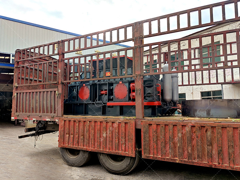 大型半自動(dòng)液壓對(duì)輥制砂機(jī)發(fā)往四川